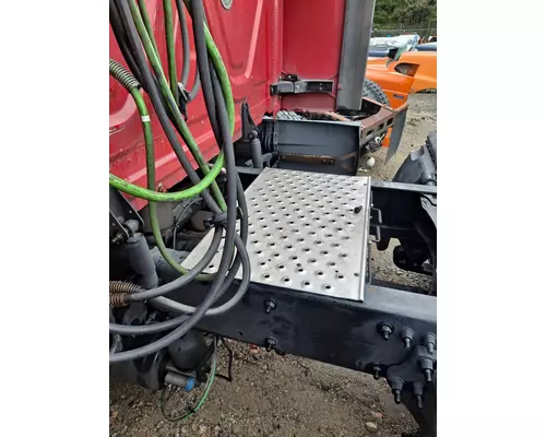 FREIGHTLINER CASCADIA 125 DECK (CATWALK) STEP