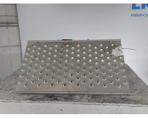 FREIGHTLINER CASCADIA 125 DECK (CATWALK) STEP