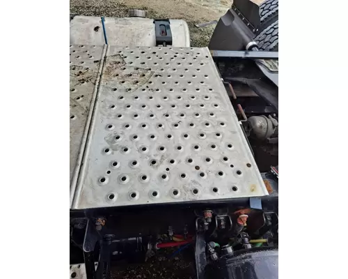 FREIGHTLINER CASCADIA 125 DECK (CATWALK) STEP