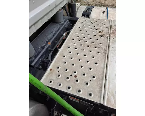 FREIGHTLINER CASCADIA 125 DECK (CATWALK) STEP