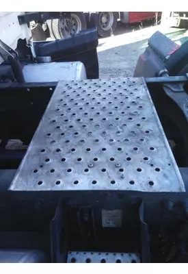 FREIGHTLINER CASCADIA 125 DECK (CATWALK) STEP