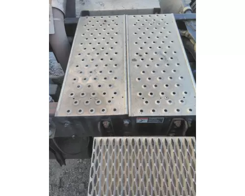 FREIGHTLINER CASCADIA 125 DECK (CATWALK) STEP