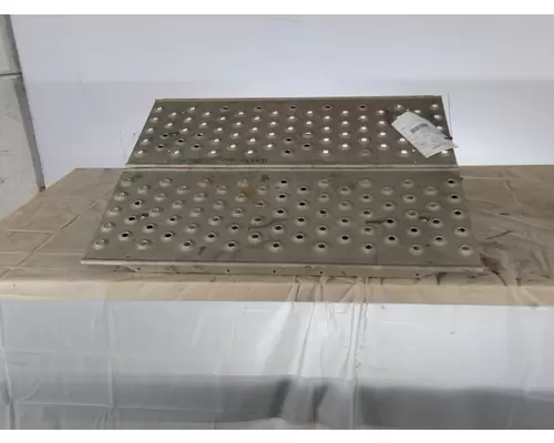 FREIGHTLINER CASCADIA 125 DECK (CATWALK) STEP