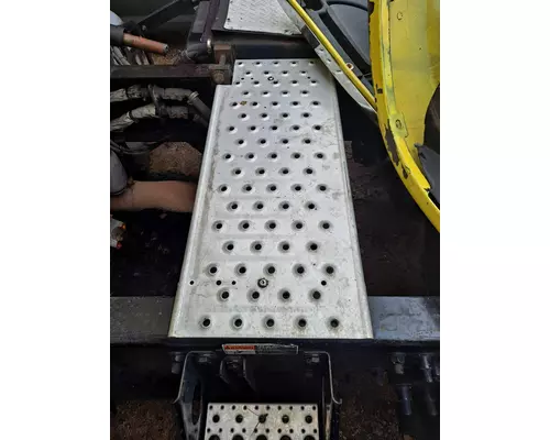 FREIGHTLINER CASCADIA 125 DECK (CATWALK) STEP