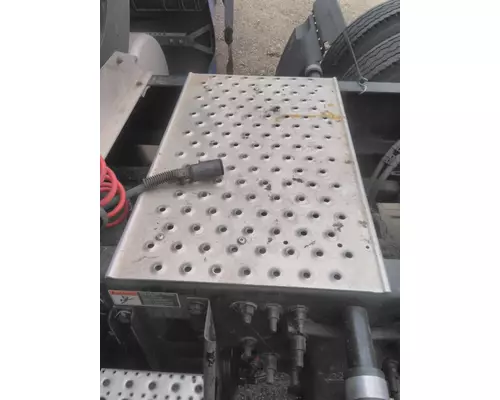 FREIGHTLINER CASCADIA 125 DECK (CATWALK) STEP