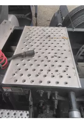 FREIGHTLINER CASCADIA 125 DECK (CATWALK) STEP