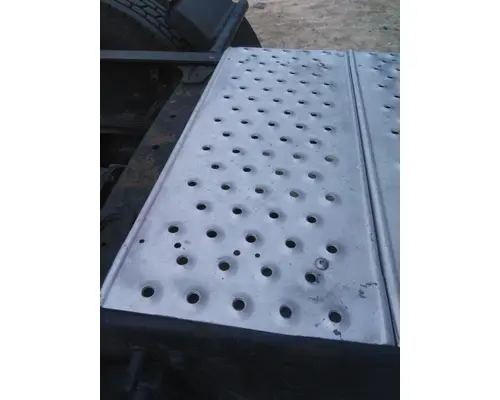 FREIGHTLINER CASCADIA 125 DECK (CATWALK) STEP