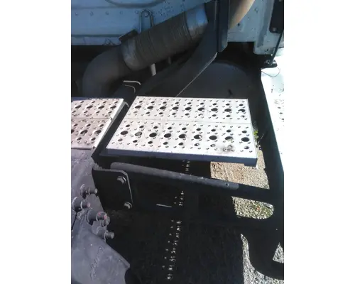 FREIGHTLINER CASCADIA 125 DECK (CATWALK) STEP
