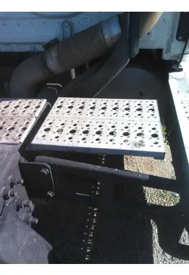 FREIGHTLINER CASCADIA 125 DECK (CATWALK) STEP