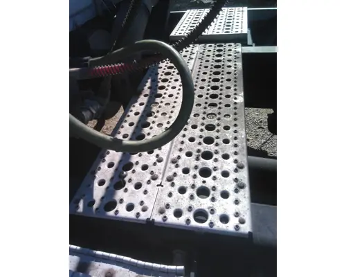 FREIGHTLINER CASCADIA 125 DECK (CATWALK) STEP