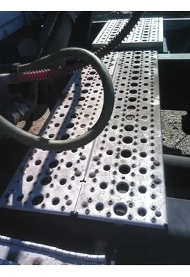 FREIGHTLINER CASCADIA 125 DECK (CATWALK) STEP