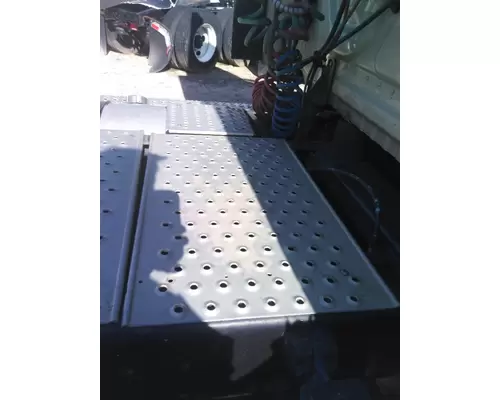 FREIGHTLINER CASCADIA 125 DECK (CATWALK) STEP