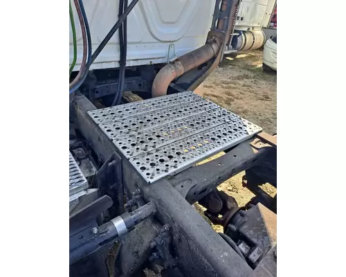 FREIGHTLINER CASCADIA 125 DECK (CATWALK) STEP