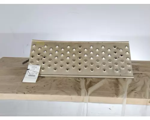 FREIGHTLINER CASCADIA 125 DECK (CATWALK) STEP