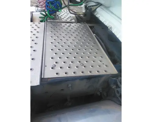 FREIGHTLINER CASCADIA 125 DECK (CATWALK) STEP
