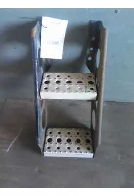 FREIGHTLINER CASCADIA 125 DECK (CATWALK) STEP