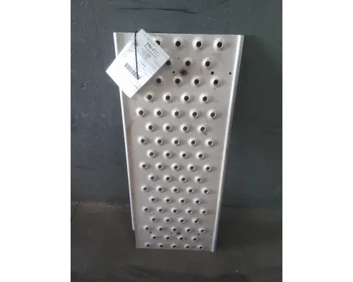 FREIGHTLINER CASCADIA 125 DECK (CATWALK) STEP