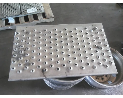 FREIGHTLINER CASCADIA 125 DECK (CATWALK) STEP