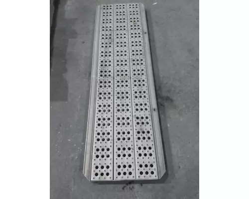 FREIGHTLINER CASCADIA 125 DECK (CATWALK) STEP