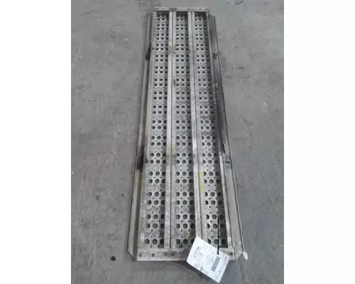 FREIGHTLINER CASCADIA 125 DECK (CATWALK) STEP