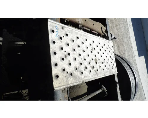 FREIGHTLINER CASCADIA 125 DECK (CATWALK) STEP