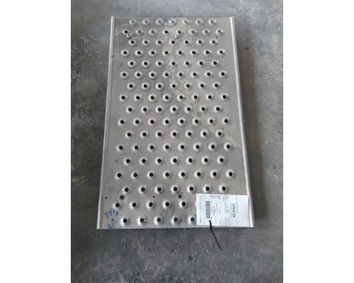 FREIGHTLINER CASCADIA 125 DECK (CATWALK) STEP