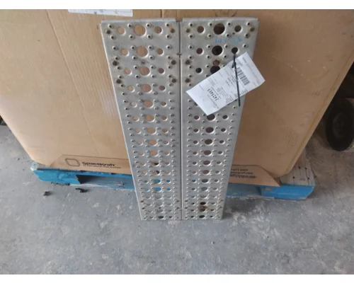 FREIGHTLINER CASCADIA 125 DECK (CATWALK) STEP