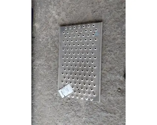 FREIGHTLINER CASCADIA 125 DECK (CATWALK) STEP