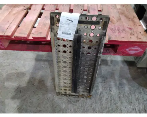 FREIGHTLINER CASCADIA 125 DECK (CATWALK) STEP