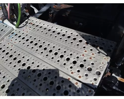 FREIGHTLINER CASCADIA 125 DECK (CATWALK) STEP