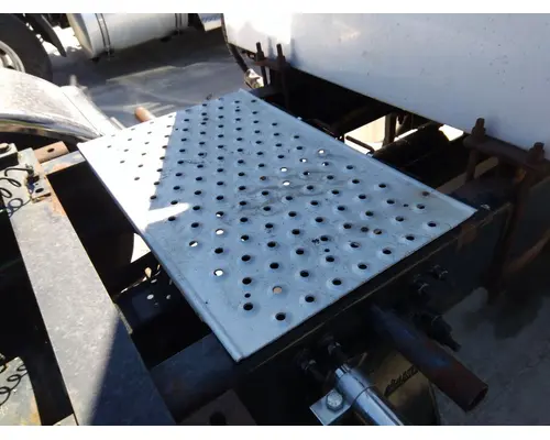 FREIGHTLINER CASCADIA 125 DECK (CATWALK) STEP