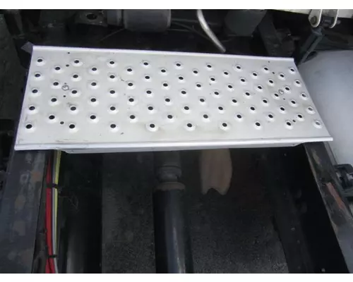 FREIGHTLINER CASCADIA 125 DECK (CATWALK) STEP