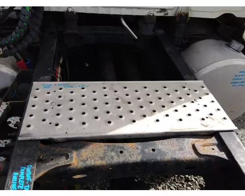 FREIGHTLINER CASCADIA 125 DECK (CATWALK) STEP