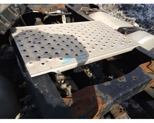 FREIGHTLINER CASCADIA 125 DECK (CATWALK) STEP