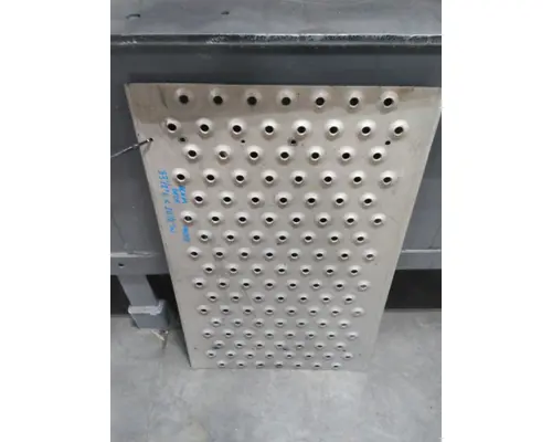 FREIGHTLINER CASCADIA 125 DECK (CATWALK) STEP