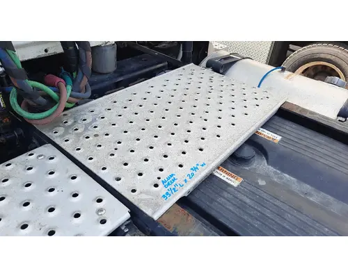 FREIGHTLINER CASCADIA 125 DECK (CATWALK) STEP