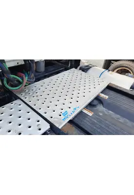 FREIGHTLINER CASCADIA 125 DECK (CATWALK) STEP