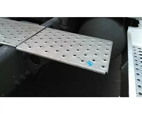 FREIGHTLINER CASCADIA 125 DECK (CATWALK) STEP