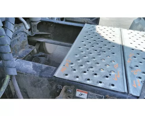 FREIGHTLINER CASCADIA 125 DECK (CATWALK) STEP
