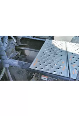 FREIGHTLINER CASCADIA 125 DECK (CATWALK) STEP