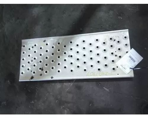 FREIGHTLINER CASCADIA 125 DECK (CATWALK) STEP
