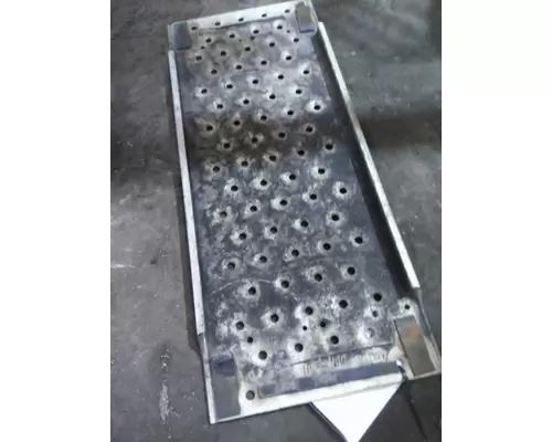 FREIGHTLINER CASCADIA 125 DECK (CATWALK) STEP