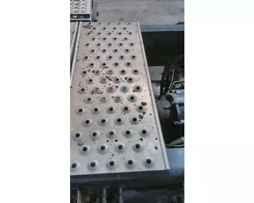 FREIGHTLINER CASCADIA 125 DECK (CATWALK) STEP