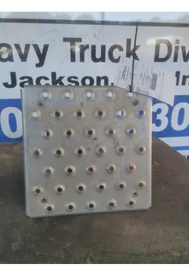 FREIGHTLINER CASCADIA 125 DECK (CATWALK) STEP