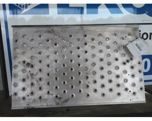 FREIGHTLINER CASCADIA 125 DECK (CATWALK) STEP