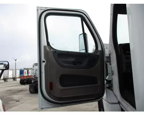 FREIGHTLINER CASCADIA 125 DOOR ASSEMBLY, FRONT