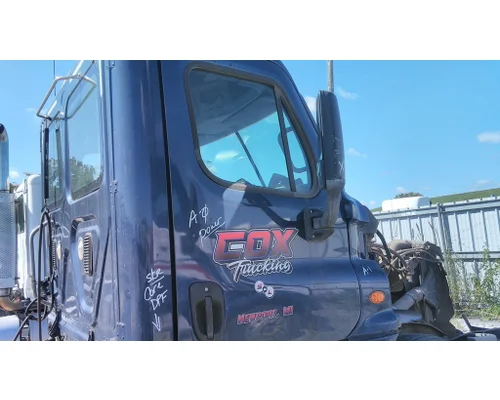 FREIGHTLINER CASCADIA 125 DOOR ASSEMBLY, FRONT