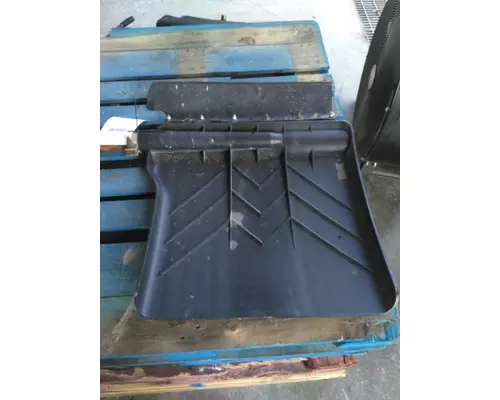 FREIGHTLINER CASCADIA 125 FENDER, QUARTERHALF REAR