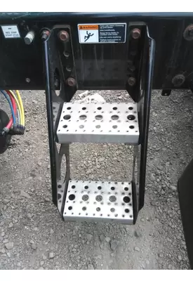 FREIGHTLINER CASCADIA 125 FRAME STEP