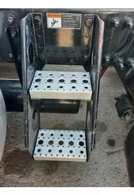 FREIGHTLINER CASCADIA 125 FRAME STEP